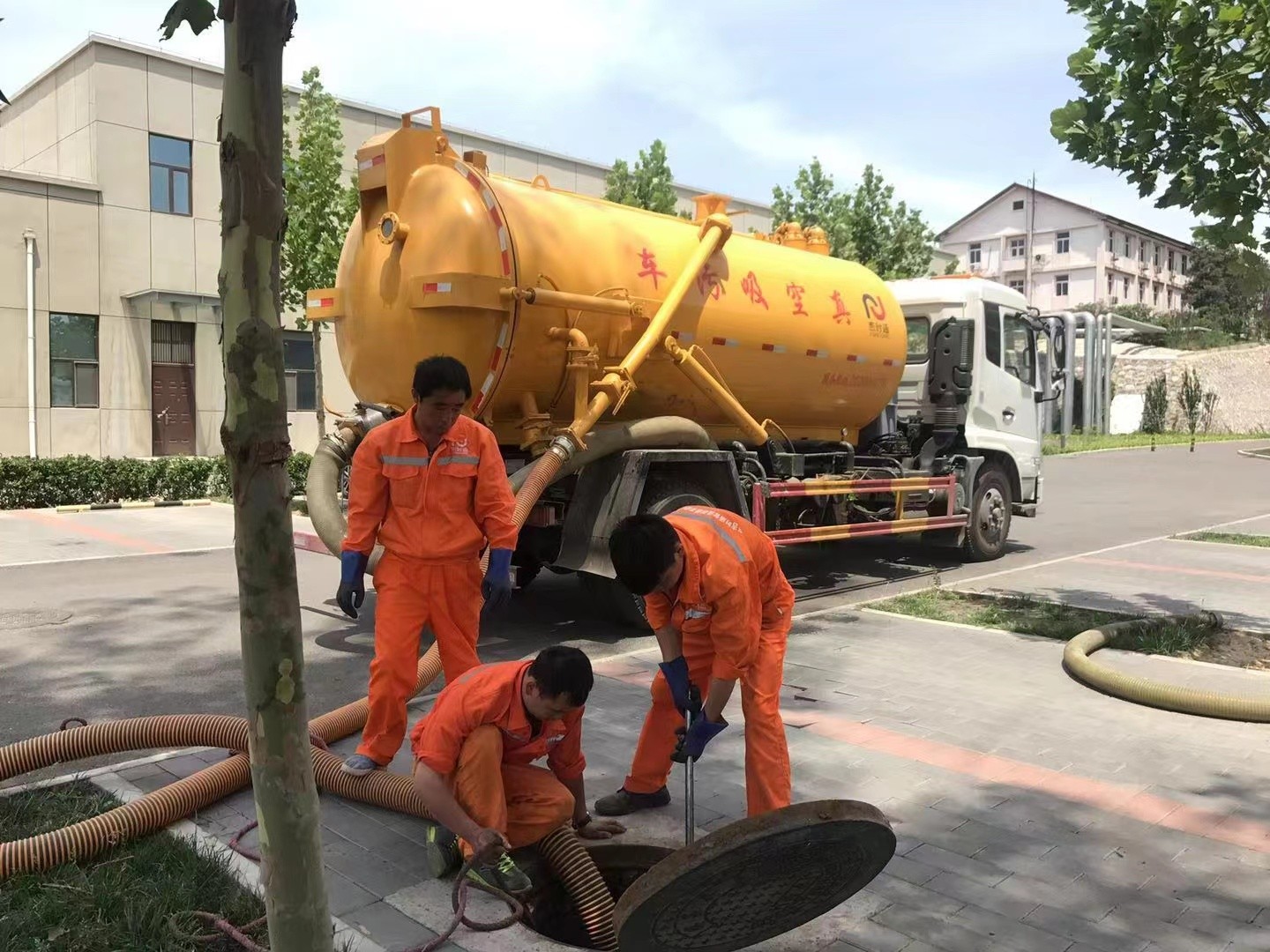 忻府管道疏通车停在窨井附近