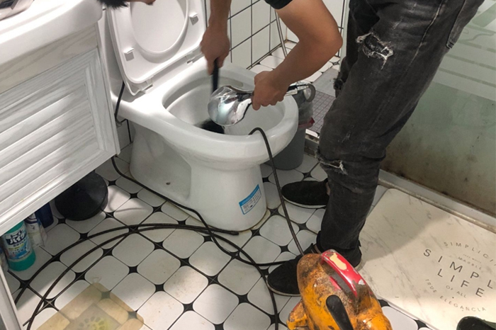 忻府马桶堵塞自己疏通还是找师傅?专业上门服务让你省时更省心